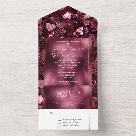 Romantische Bourgondische Glitzy Hearts Wedding All In One Uitnodiging (Binnen)
