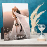 Romantische bruiloft foto Keepsake Fotoplaat<br><div class="desc">Je favoriete trouwfoto wordt een mooie herinnering aan je bruiloft met deze romantische aandenken plaquette. Ontworpen in een moderne en elegante stijl met zachte scriptbelettering en neutrale tinten. Vervang deze voorbeeldfoto door uw favoriete trouwfoto en personaliseer uw foto met jouw naam-monogram met uw achternaam in een scriptlettertype en het jaar...</div>
