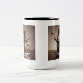 Romantische chocoladeliefhebbers beeldhouwwerk in tweekleurige koffiemok (Center)