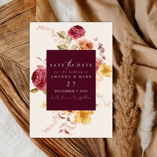 Romantische diepe burgundy bloemige save the date kaart
