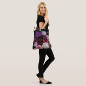 Romantische donkere bloemen gepersonaliseerd tote bag (Op model)