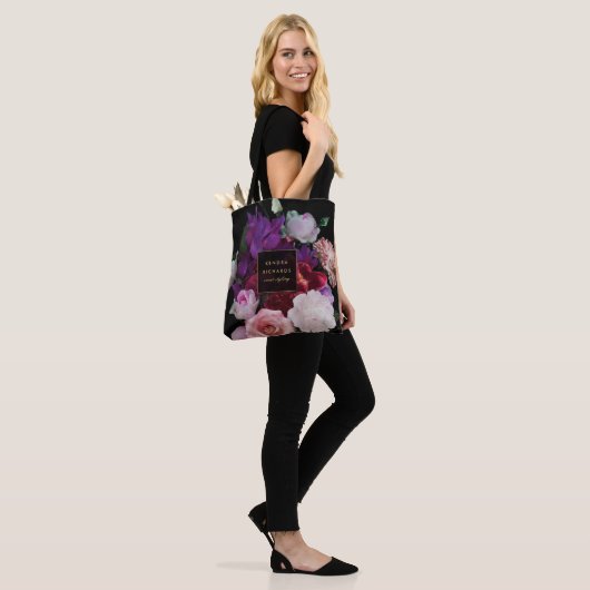 Romantische donkere bloemen gepersonaliseerd tote bag (Op model)