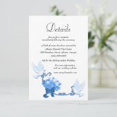 Romantische duiven en blauwe bloemen bruiloft deta informatiekaartje (Staand voorkant)