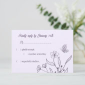 Romantische elegante mauve bloemenbruiloft RSVP kaartje (Staand voorkant)