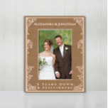 Romantische Forevermore Pas getrouwd Trouwfoto Etc Gegraveerde Lijstjes<br><div class="desc">Romantische geïnspireerde esthetische Floral Scoll Border Pas getrouwd Wedding Photo Laser geëtste houten Lijsten. De namen van bruid en bruidegom bovenaan het lijst met een hart in elke bovenhoek. 5 Years Down en Forever To Go zijn op de bodem van de wereld te vinden. Perfect voor pasgetrouwden 1e kerstdag (voor...</div>