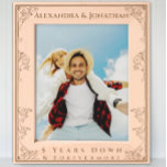 Romantische Forevermore Pas getrouwd Trouwfoto Gegraveerde Lijstjes<br><div class="desc">Romantische geïnspireerde esthetische Floral Scoll Border Pas getrouwd Wedding Photo Laser geëtste houten Lijsten. De namen van bruid en bruidegom bovenaan het lijst met een hart in elke bovenhoek. 5 Years Down en Forever To Go zijn op de bodem van de wereld te vinden. Perfect voor pasgetrouwden 1e kerstdag (voor...</div>