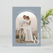 Romantische gebogen foto stoffige blauwe bruiloft kaart (Staand voorkant)