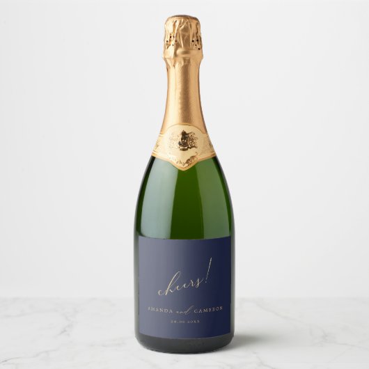 Romantische gouden kalligrafie "Cheers" Navy Weddi Sparkling Wijnetiket (Voorkant)