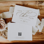 Romantische gouden kalligrafie QR-code horizontaal Save The Date<br><div class="desc">Deze romantische gouden kalligrafie QR-code horizontale save de datum kaart is perfect voor een eenvoudige bruiloft. Het moderne klassieke ontwerp heeft fancy wervelingen en grillige bloei met prachtige elegante handgelinkte faux champagne gouden typografie. Let op: Dit ontwerp heeft geen echte gouden folie. Het is een hoogwaardige afbeelding die eruit ziet...</div>