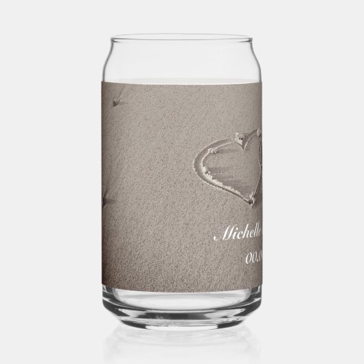 Romantische harten getrokken in strand zand kan gl blikvorm glas (Voorkant)