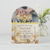 Romantische huwelijksuitnodiging met bloemenontwer kaart (Staand voorkant)