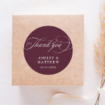 Romantische kalligrafie Bourgondische bruiloft Dan Ronde Sticker<br><div class="desc">Deze bordeauxrode en witte sticker met dank aan de bruiloftslegende met elegante en romantische,  wervelende kalligrafielettering met uw namen en datum. Voor meer geavanceerde aanpassing van dit ontwerp,  klikt u op de BLUE DESIGN TOOL BUTTON hierboven!</div>