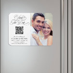 Romantische Kalligrafie QR Code Save the Date Foto Magneet<br><div class="desc">Dit romantische script bewaar de datum aankondiging magneet is perfect voor een eenvoudige bruiloft. Het minimalistische zwart-wit ontwerp is voorzien van elegante en romantische swirly kalligrafie belettering met een QR code en een foto. Voor meer geavanceerde aanpassing van dit ontwerp,  klikt u op de BLUE DESIGN TOOL BUTTON hierboven!</div>