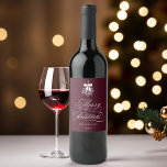 Romantische kalligrafie Vrolijk kerstfeest Bourgon Wijn Etiket<br><div class="desc">Dit kerst wijnlabel heeft elegante en romantische swirly kalligrafie belettering,  geaccentueerd met een winter berry holly boeket. Voor meer geavanceerde aanpassing van dit ontwerp,  klikt u op de BLUE DESIGN TOOL BUTTON. Overeenkomende objecten zijn ook beschikbaar.</div>