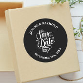 Romantische Kalligrafie Zwart Save the Date Bruilo Ronde Sticker