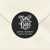 Romantische Kalligrafie Zwart Save the Date Bruilo Ronde Sticker