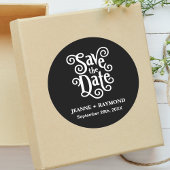 Romantische Kalligrafie Zwart Save the Date Bruilo Ronde Sticker