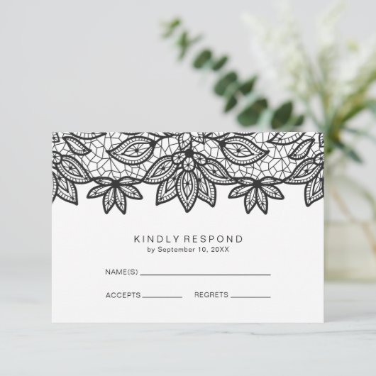 Romantische Kant Zwart en Wit Bruiloft RSVP (Staand voorkant)