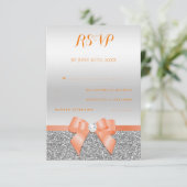 Romantische koraal boog & zilveren glitter RSVP (Staand voorkant)