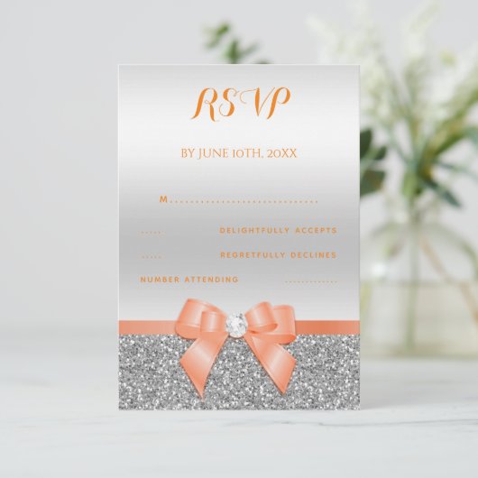 Romantische koraal boog & zilveren glitter RSVP (Staand voorkant)
