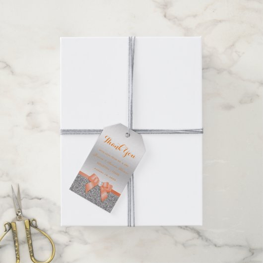 Romantische koraalrode strik & zilveren glitters B Cadeaulabel (Met Touw)