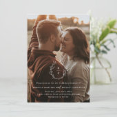 Romantische krans monogram foto bruiloft kaart (Staand voorkant)