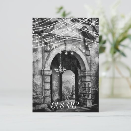 Romantische lichten en gotische archway bruiloft RSVP kaartje (Staand voorkant)