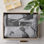 Romantische  liefhebbers op een boot tissuepapier (Geschenk)