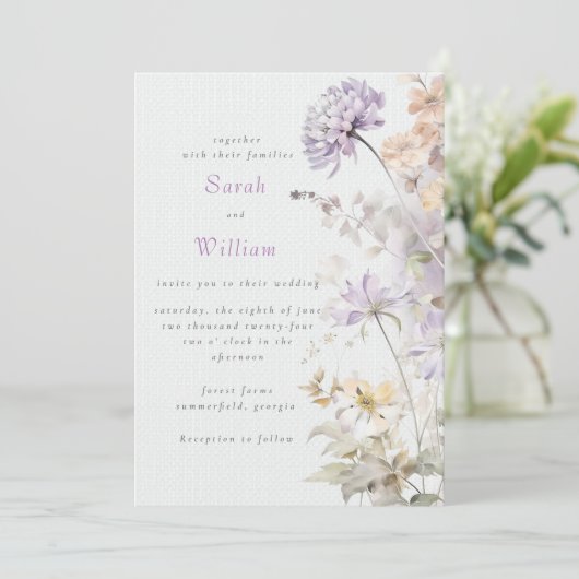 Romantische lila bloemenbruiloft uitnodiging (Staand voorkant)