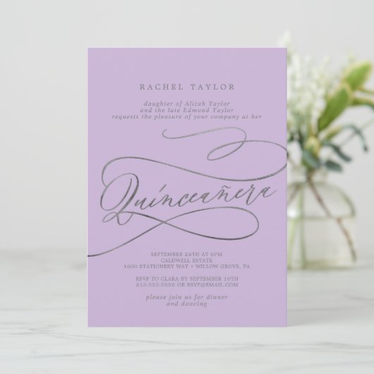 Romantische Lila Calligrafie Quinceañera Uitnodigi Kaart (Staand voorkant)