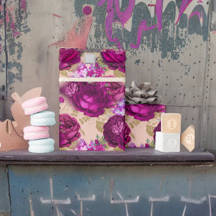 Romantische magenta-Rozen en goudbladeren op stran Cadeaupapier