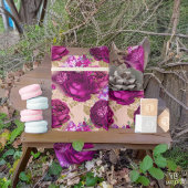 Romantische magenta-Rozen en goudbladeren op stran Cadeaupapier