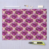 Romantische magenta-Rozen en goudbladeren op stran Tissuepapier (Craft)