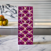 Romantische magenta-Rozen en goudbladeren op stran Wijn Cadeautas