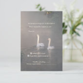 Romantische Misty Swan Bruiloft RSVP Kaart (Staand voorkant)