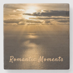 Romantische momenten foto van de zonneoceaan met t stenen onderzetter
