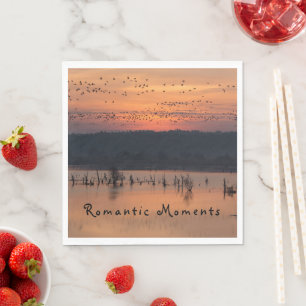 Romantische momenten vogels op zonsopgang foto met servet