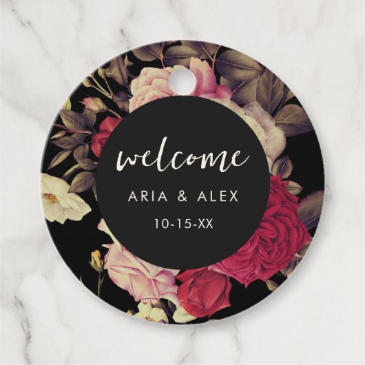 Romantische Moody Floral Bruiloft Naam Datum Zwart Bedankjes Labels (Voorkant)