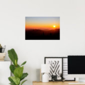 Romantische oranje zonsondergang in de berg poster (Thuiskantoor)