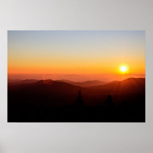 Romantische oranje zonsondergang in de berg poster