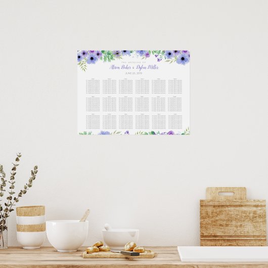 Romantische Paarse Floral Wedding Seating Chart Poster (Keuken)