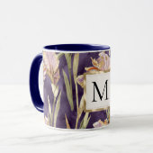 Romantische paarse iris bloem gouden monogram mok (Voorkant links)