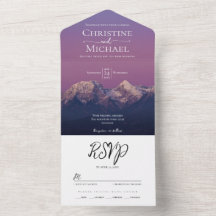 Romantische paarse zonsondergang besneeuwde bergen