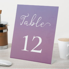 Romantische paarse zonsondergang besneeuwde bergen reclamebord met voetstuk