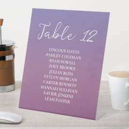 Romantische paarse zonsondergang besneeuwde bergen reclamebord met voetstuk