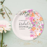 Romantische pastel wilde bloemen vrijgezellenfeest papieren bordje<br><div class="desc">Romantische pastel wilde vrijgezellenfeesten lentezomerbloemen bord met  wilde landbloemen in roze,  perzik,  paarse,  lavendel,  groene bladeren en meer,  met een geborstelde scripttypografie op een elegante bewerkbare zacht pastelroze achtergrond.</div>