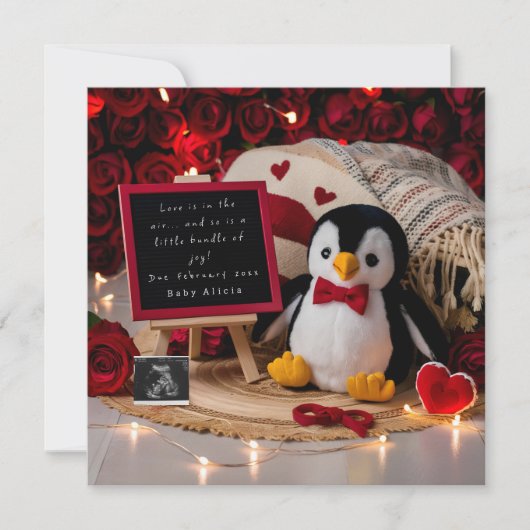 Romantische pinguïn zwangerschapsaankondiging feestdagenkaart (Voorkant)