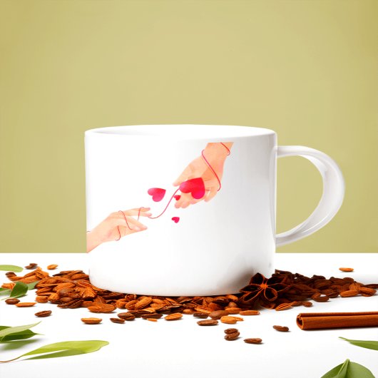 Romantische rode draad van het lot handen en harte grote koffiekop