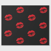 Romantische rode lippen kussen op zwart verpakking cadeaupapier (Vlak)