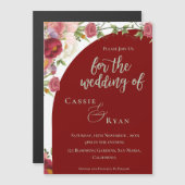 Romantische rode perzik bloemenboog bruiloft uitno magnetische uitnodiging (Voorkant / Achterkant)